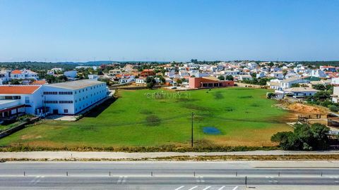 Op een paar minuten van Lagos, het kosmopolitische Praia da Luz en Sagres, vinden we deze uitstekende kans: het is een stuk grond met ongeveer 15000m2 (momenteel is de eigenaar bezig met het corrigeren van gebieden), zeer goed gelegen naast de EN.125...