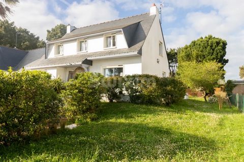 Ref 68068JMDB Ideal location for this bright 130m2 house in excellent condition. You will appreciate its proximity to the beach and the shops of Sainte Marguerite. This property includes an entrance hall, a living room with fireplace opening onto a t...