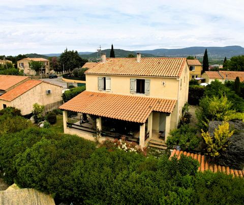 The property is located in Apt, a charming town known for its picturesque Provençal market in the heart of the Luberon regional natural park. With an authentic and dynamic atmosphere, this locality offers a peaceful living environment while offering ...