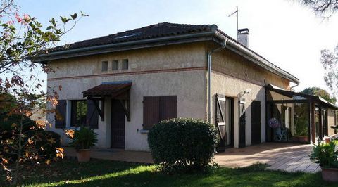 Warm family house of traditional construction from the 60s 'mason's house' with a floor area of 175m2 (registered 153m2 Carrez laws due to the attic) on two levels. This large residence in very good condition is located on a beautiful plot of 1400m2 ...