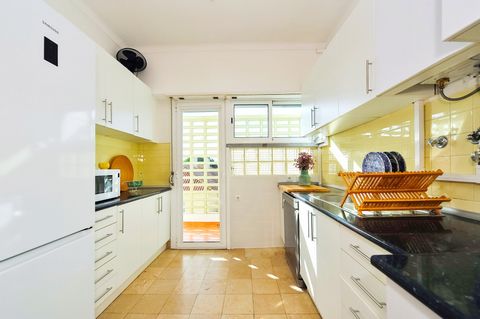 5 bedroom apartment located in Carcavelos, 10 minutes from the beach and fully equipped. This apartment has a useful area of ​​133 m2, 4 bedrooms and two living rooms with large balconies, two bathrooms, a bright kitchen and a privileged location to ...