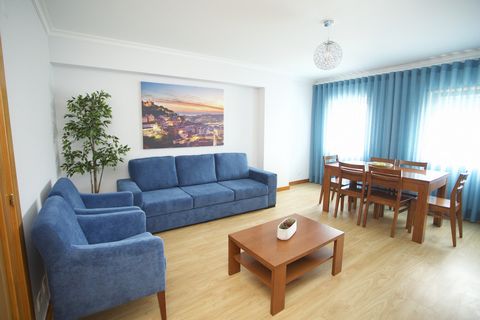 Spacious apartment measuring approximately 100 m2. It has two large bedrooms equipped with large beds. All rooms are spacious and well ventilated. It has been renovated, decorated and equipped in a modern and functional way. Ideal for families. Situa...