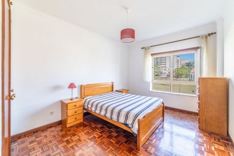 Nice apartment 5 minutes from Buarcos beach, fully equipped kitchen, 1 bedroom with double bed, in the living room there is another bed that can be single or double. All services nearby, supermarkets, restaurants. There is also parking at the rear of...
