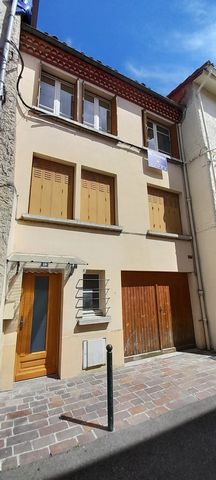 Townhouse !!! Located in the town of Cazeres, close to all amenities on foot, town house of around 84m² plus a garage of around 28m². On the 1st floor, you will find a hall, a living room of around 16m² and a kitchen of around 10m² which can be opene...