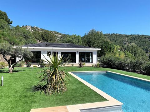 Magnificent contemporary house built in 2015, located 10 minutes from Aubagne and 25 minutes from Aix-en-Provence, in a dominant position overlooking the village of Roquevaire and the valley, this 220 m² house is nestled in landscaped grounds of arou...