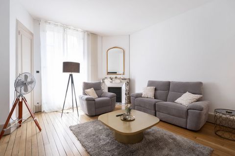 Located on the first floor of a Majorelle-style townhouse, come and enjoy Nancy and its amenities in comfort and serenity. Rue Poincaré is a popular street for locals, with its beautiful apartments and close proximity to the train station and freeway...