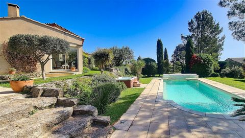 At easy walking distance from the centre of Uzès, and benefiting from a superb environment and located on a garden enclosed by dry stone walls, this bastide built in 2001 has benefited from a more recent extension to create a pleasant family home of ...