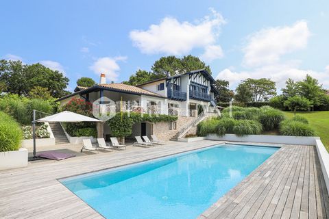 LARRARTEA - Located in Arbonne, in the heart of the magnificent villa countryside, not overlooked, everyone can enjoy the peace and tranquility of this unique place. It is located just 10 minutes by car from Biarritz, a famous seaside resort. This vi...