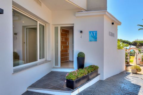 ¡¡ Oportunidad de inversión en Mijas Costa, una de las zonas más prestigiosas de la Costa del Sol en Málaga !!. Siete apartamentos con Licencia de Alquiler Turístico, junto a la playa, más 28 plazas de aparcamiento que se venden por separado. Ubicado...