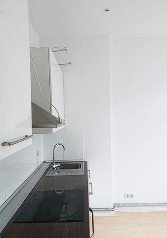Address: Landsberger Allee 16, 10249 Berlin Property description The apartment is located in the back of the quiet courtyard away from the noise of Landsberger Allee. A well-planned layout allows for a large living space including corridor, kitchen, ...