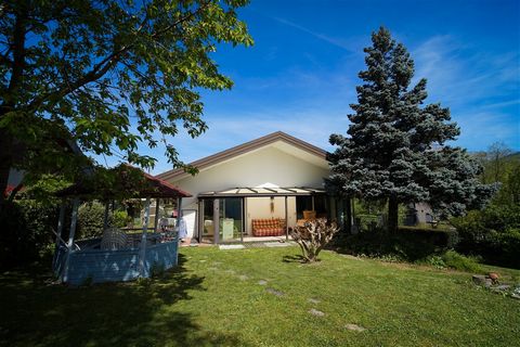 CHAMBERY SUD, in a sought-after area: HOUSE comprising 5 bedrooms, rising on a semi-buried basement + garden level, all built on an enclosed and wooded LAND of 1018 m2. VIEW Belledonnes - all amenities nearby. ON ONE STOREY, opening onto the garden: ...