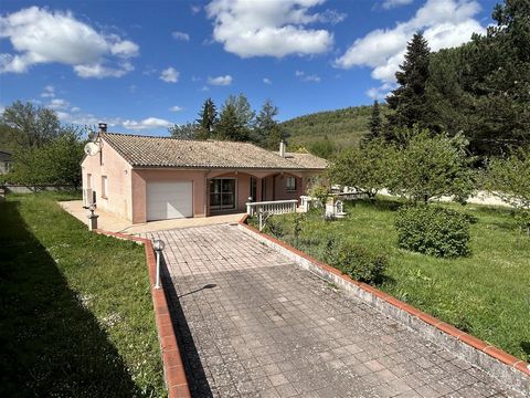 In the village of Dreuilhe, discover this single-storey house with a living area of approximately 160 m² on a wooded and fenced plot of 2230 m². This property consists of a living room/kitchen overlooking the garden and its large south-facing terrace...