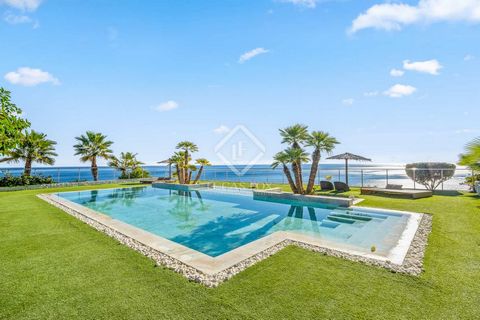Lucas Fox Alicante is pleased to present this unique house on the front line and with the best sea views. A dream home that combines the best qualities, space and privacy for your family and guests. It is located in a quiet area of El Campello, near ...