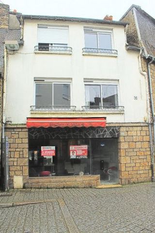Guingamp - Exceptional Investment Opportunity: Investment Property with Commercial and Residential Premises! Welcome to Guingamp, where a rare investment opportunity awaits you. This three-storey investment property, dating from 1958 and covered with...