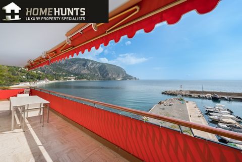 Eze/ Eze Bord de Mer: Sea front apartment This front-line corner apartment is right on the water. In perfect condition, refined fittings, it consists of a large living room opening onto a terrace of approximately 40 m2, an open fitted kitchen, three ...