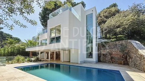 Superb new villa of 189 sqm in the heart of Cap d'Antibes with lovely sea view and garden. Its modern architecture offers large openings on the outside, the terraces and the sea. The three levels are served by an interior elevator. On the ground floo...