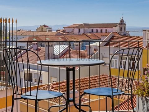 Come discover this charming hotel, fully operational, in the Graça neighborhood, in São Vicente. With 17 rooms, the establishment offers 700m2 of private gross area spread over 3 floors, and stands out for its landscaped outdoor space of 140m2, sever...