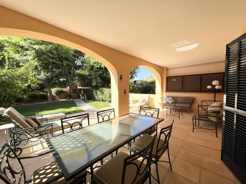 Luxury townhouse with terrace and garden Fantastic property in a beautiful complex in Bendinat This is a beautiful and well-kept townhouse with a large private garden in the exclusive complex of Sa Vinya in Bendinat. This luxury community is very clo...