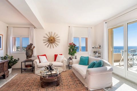 Lovely penthouse apartment/villa with private 75 m2 garden and terrace. Breathtaking view over the Golf Bleu bay. Approx. 90 m2, luxury property with communal swimming pool and video surveillance only a few minutes from the Principality of Monaco. Th...