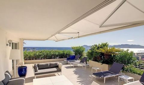 CANNES BASSE CALIFORNIE, Discover this exceptional flat of 163m² on a high floor, located in a luxury residence with security and caretakers, this property offers a breathtaking view over the bay of Cannes, with its 48m² living room, separate kitchen...