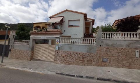 You would like to live in the Vendrell and enjoy the tranquility while having all the services just a stone's throw away. Well, MAGNIFICENT INDEPENDENT HOUSE FOR SALE on one floor and totally renovated ready to move in with unbeatable views, it consi...