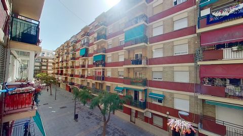 Gandía, Communauté valencienne ️ À quelques minutes de la plage Prix réduit : 69.000€ Rendement brut estimé : 7,1 % 85 m2, 2ème étage avec ascenseur, 4 chambres, 2 salles de bains Nous recommandons une rénovation pour faire ressortir tout le potentie...
