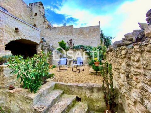 Située à Lagnes un charmant village provençal des Monts du Vaucluse au pied du château et proche de toutes commodités, cette maison en pierre de 71 m² aux éléments anciens et authentiques offre deux niveaux . Le rez-de-chaussée de 25 m2 environ se co...