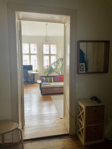 Spacious, bright, 70 square meter old building apartment with a large eat-in kitchen, living room with balcony, and bedroom with window into the quiet courtyard. Great location right on the canal in Neuköllns hip Reuterkiez.