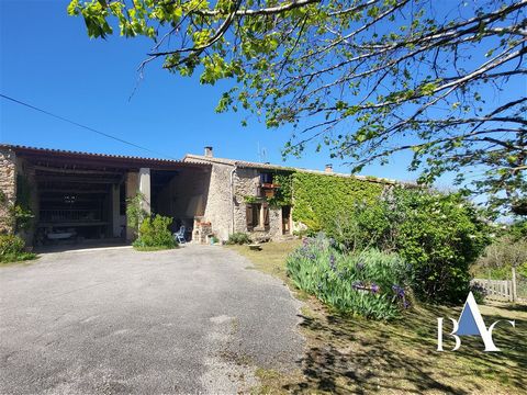 10 minutes from Limoux, property in the heart of 52 ha (forest, meadows, and 13 ha of fences for horses). A stone part concerns the main house with its exposed beams, to be refreshed (kitchen, living room, bedroom, bathroom. On half level, four bedro...