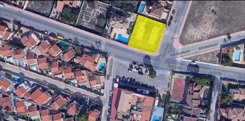 Schönes Eckgrundstück in Torrevieja Â  Eine seltene Gelegenheit ein 840 m² groàes Eckgrundstück im Herzen von Torrevieja zu erwerben um Ihre eigene Traumimmobilie in dieser sehr begehrten Gegend zu entwerfen und zu bauen Das Grundstück ist nur 2 km v...