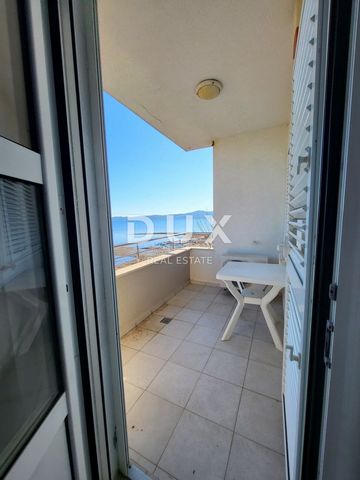 SUKOŠAN, ZADAR - TOPLOCATIE! Appartement 1e rij aan zee (P-4) Wij presenteren u een appartement op een kiezelstrand in het prachtige Sukošan! Het appartement van 35 m2 bestaat uit een slaapkamer met badkamer, een woonkamer met keuken en eetkamer, een...