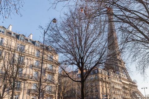 Gelegen in de buurt van de Eiffeltoren, de Seine en dicht bij het Quai Branly Museum, bieden wij in dit prachtige stenen gebouw met lift en luxe gemeenschappelijke ruimtes, een uitzonderlijk appartement in uitstekende staat met een oppervlakte van on...