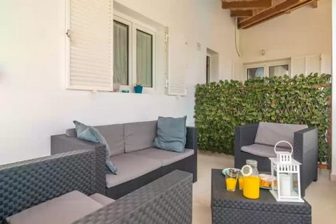 The property's fantastic exteriors are ideal to enjoy the Mediterranean climate. The shared chlorine pool, which has dimensions of 9.5 x 4.5 m and a depth range between 0.65 and 2.1 m, will undoubtedly be the star of the common areas. All around you ...