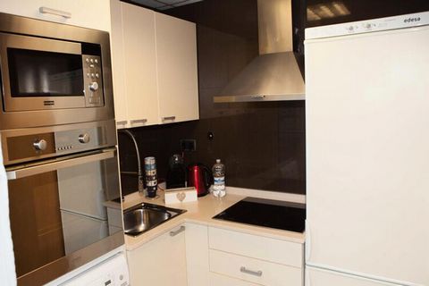 Ten nowoczesny apartament oferuje komfortowy pobyt z dwuosobową sypialnią i salonem z rozkładaną sofą, mogąc pomieścić do czterech osób. Jest klimatyzowany i zapewnia Wi-Fi dla Twojej wygody. Mieszkanie jest przyjazne zwierzętom za dodatkową opłatą, ...