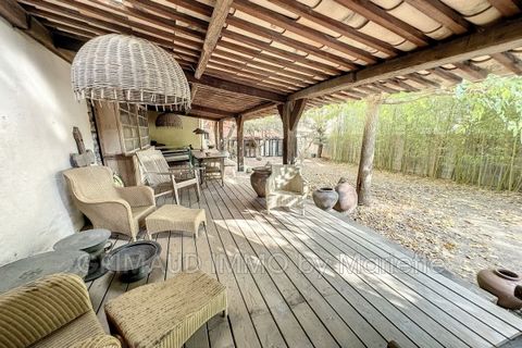 Haus geschmackvoll renoviert bestehend aus einem Eingangsbereich, einem Schlafzimmer mit Duschbad und WC, Küche / Esszimmer mit Blick auf den Garten und überdachte Terrasse, Waschküche im Keller, 1 Ebene zwei Hauptschlafzimmer mit Duschen und WCs, 2 ...