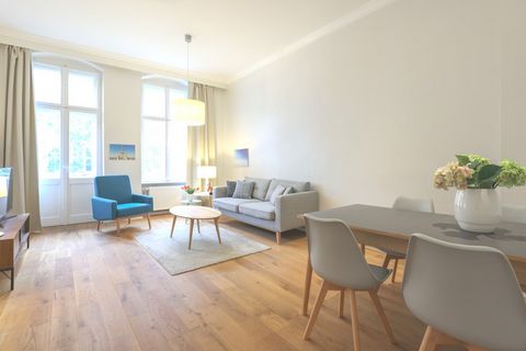 Die Wohnung befindet sich im Norden von Prenzlauer Berg, einer der begehrtesten Lagen Berlins. In wenigen Minuten befinden Sie sich in der Schönhauser Allee mit ihren langen Einkaufsstraßen mit einer Reihe von freistehenden Geschäften und hervorragen...