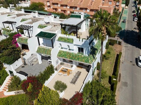 Privilegierat läge med panoramautsikt Detta magnifika radhus i det prestigefyllda området La Colina i Nueva Andalucia kombinerar perfekt lyx och ett privilegierat läge. Denna fastighet domineras av det majestätiska panoramat över berget La Concha och...