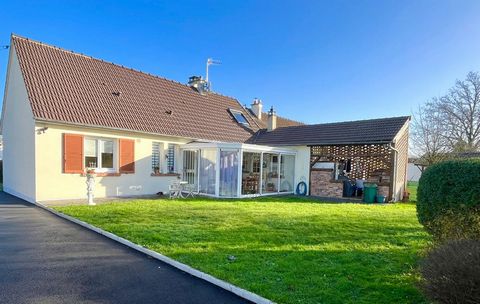 Cristina CASALINHO vous propose cette jolie maison lumineuse parfaitement entretenue, vivable de plain pieds avec un bel espace : jardin / véranda, sans aucun vis à vis, exposée plein sud. Elle se compose : AU-REZ-DE-CHAUSSEE : - Un hall d'entrée des...