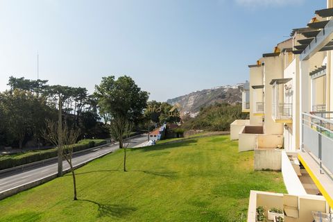 Situada en el pintoresco centro del pueblo de Nazaré, esta villa adosada de 4 dormitorios y 2 baños es la escapada perfecta para aquellos que buscan un hogar acogedor en una ubicación privilegiada. Con impresionantes vistas al mar y a la montaña, est...