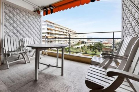 Ce charmant appartement de 90 mètres carrés à Cannes est situé au 4ème étage avec ascenseur et peut accueillir 6 personnes. Chaleureux et bien équipé, il comprend deux chambres (une avec un lit double et l'autre avec deux lits simples), une cuisine e...