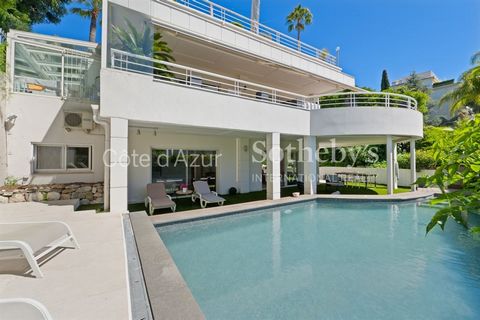 In Cannes, im Wohnviertel La Californie gelegen, erwartet Sie ein luxuriöses Apartment mit privatem Pool. Dieses außergewöhnliche Anwesen mit einer Fläche von 160 m² und einer Terrasse/Garten von 255 m² besteht aus einer Eingangshalle, einer großen K...