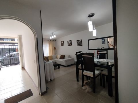 Se vende espectacular casa externa en Ciudad 2000 cali valle. Casa unifamiliar de tres pisos con terraza abierta. Primer Piso: garaje, sala comedor con amplios espacios, sala de TV. Baño social, cocina abierta, amplia zona de oficios, patio interno S...