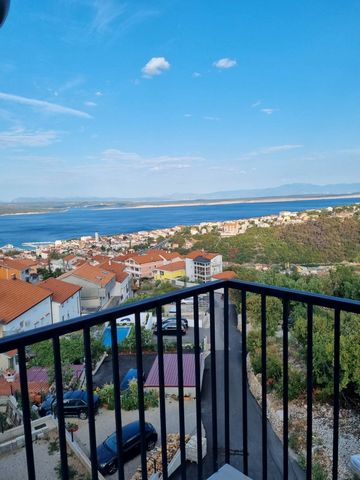 TE KOOP: Volledig gerenoveerd appartementenhuis met zeezicht in Crikvenica Prijs: €587,000 Slaapkamers: 4 Badkamers: 4 M² Bebouwd: 160 m² Bouwjaar: 2022 Dit nieuw gebouwde, moderne appartementenhuis in Crikvenica wacht op zijn nieuwe eigenaar. Met ee...