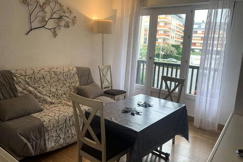 In una residenza a 50 metri dalla spiaggia, T2 di 33 m² per 4 persone. Composto da un antipasto che serve un soggiorno con canapé-lit donnant sur un balcon avec salon de jardin, una cucina aménagée et équipée (quattro micro-onde, frigorifero, caffett...