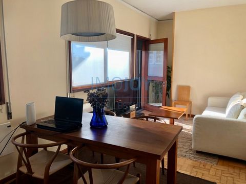 T3 Gelegen in een premium gebied van de stad Porto - Av. Dr. Antunes Guimarães Het appartement is gedeeltelijk gemeubileerd, met een bank, een tafel en stoelen in de woonkamer. De keuken is uitgerust met kookplaat, oven, koelkast, vaatwasser, wasmach...