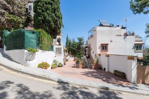 Diese Wohnung ist der perfekte Rückzugsort für diejenigen, die die Ruhe der Vororte von Torremolinos mit der Nähe zur lebhaften Küste kombinieren möchten. Sie liegt in einer ruhigen und Wohngegend und eignet sich ideal für Paare oder kleine Familien,...