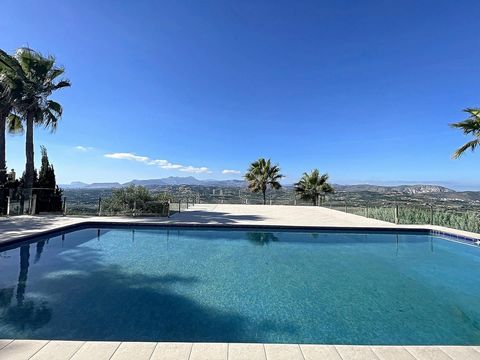 Una muy bonita, recientemente reformada, villa con vistas al mar y piscina privada ubicada en la zona residencial Kalmias de la urbanización Cumbre del Sol, Benitachell. (entre Jávea y Moraira). La villa esta construida en dos plantas con una superfi...