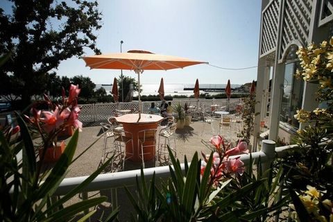 Résidence Odalys Les Terrasses de Fort Boyard ligt op een bevoorrechte locatie, op 40 meter van het strand en op slechts 350 meter van het centrum van Fouras. De fijne zandstranden worden beschermd tegen sterke golven door de eilanden Aix, Oléron en ...