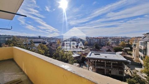 ERA ImotiTe bietet eine Backsteinwohnung mit drei Schlafzimmern in der Gegend des Idealen Zentrums in der Stadt Varna zum Verkauf an. Targovishte, mit einer bebauten Fläche von 104 m². Das Anwesen befindet sich in der vierten vorletzten Wohnetage. Di...