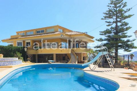 Villa di 499 m² situata su un terreno di 1.600 m² nella zona di La Colina, a La Nucía . Con una posizione privilegiata, si trova a soli 15 minuti di auto dalla spiaggia e a 5 minuti dal centro di La Nucía , dove troverete tutti i servizi necessari. L...